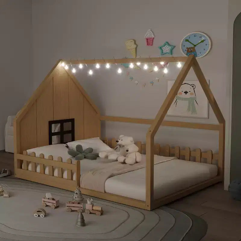 Cama de madera tamaño Full con forma de casita, ventana y valla