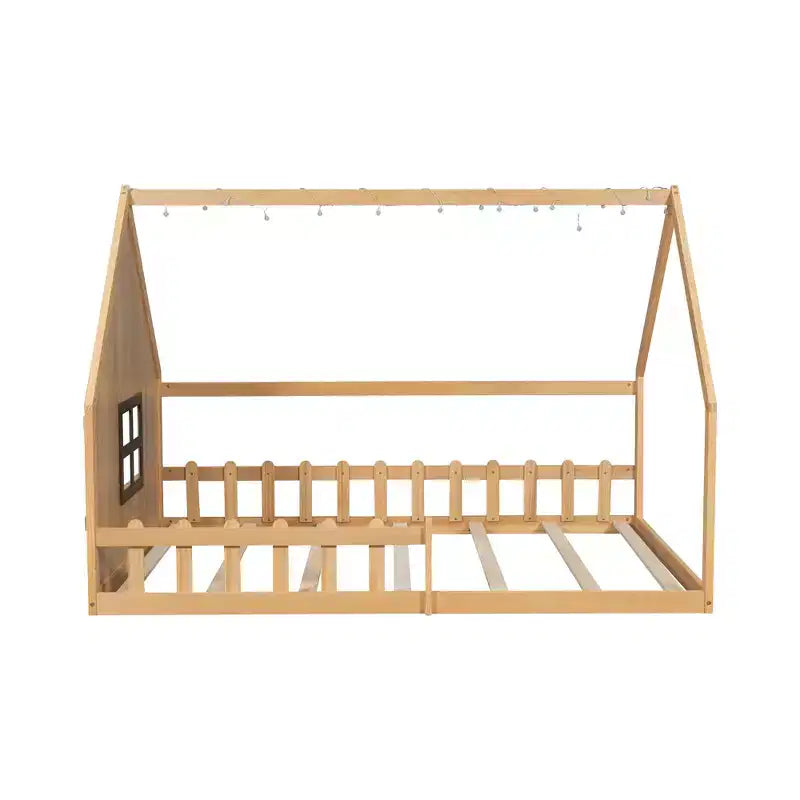 Cama de madera tamaño Full con forma de casita, ventana y valla
