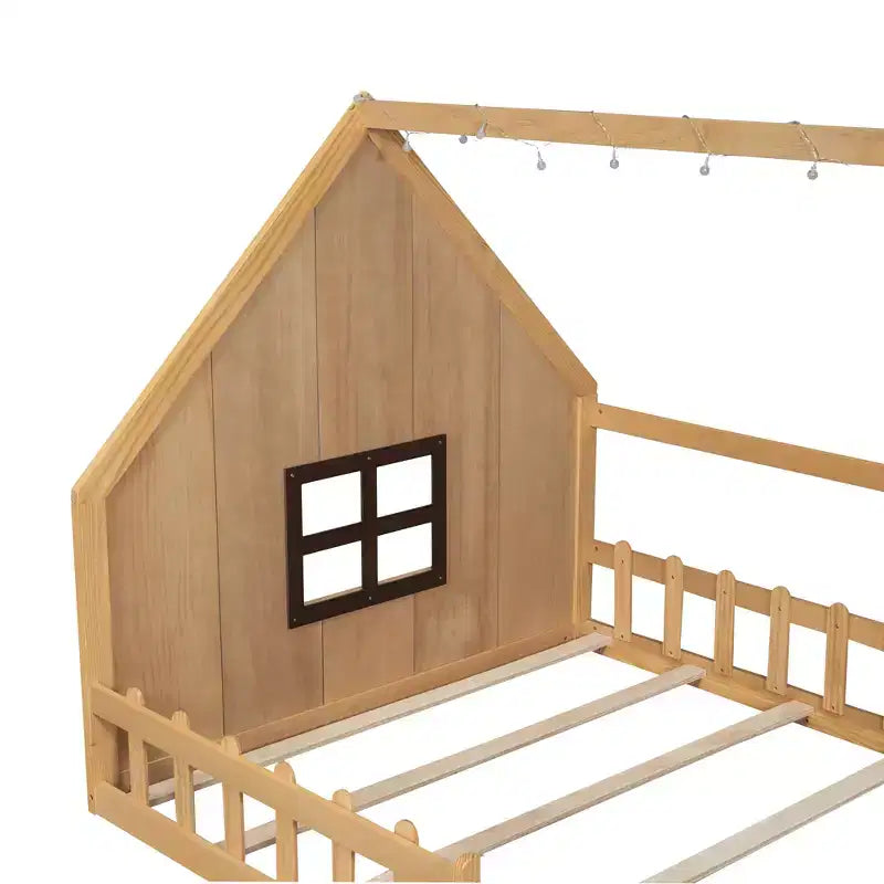 Cama de madera tamaño Full con forma de casita, ventana y valla