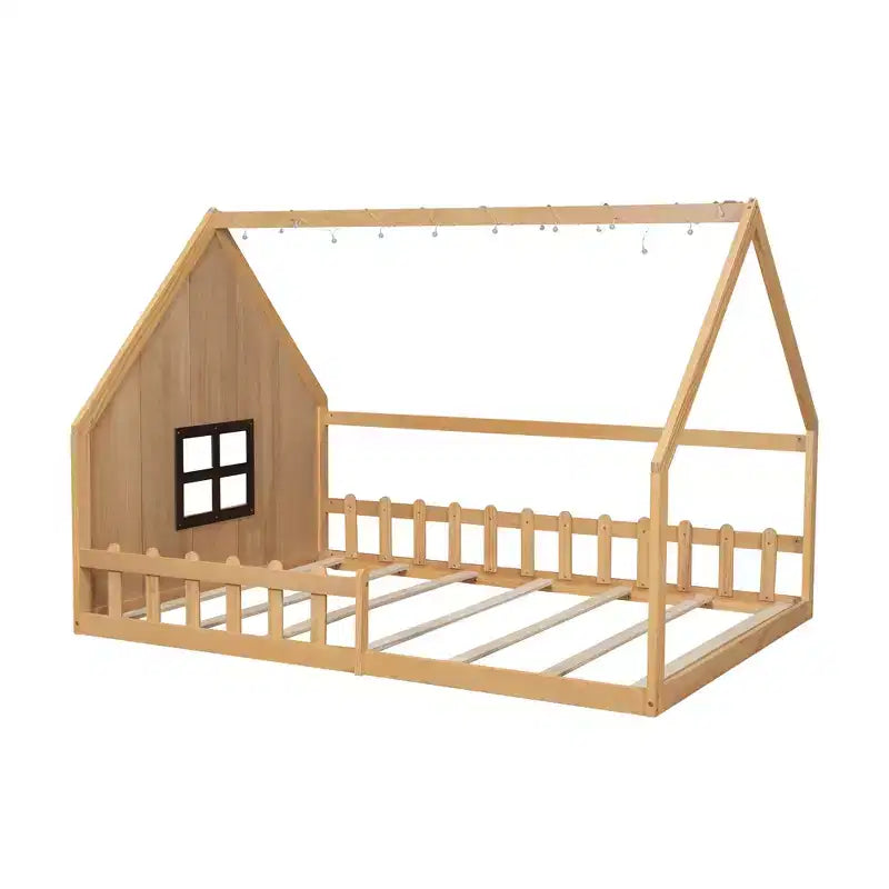 Cama de madera tamaño Full con forma de casita, ventana y valla