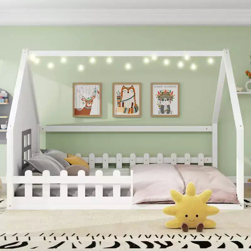 Cama de madera tamaño Full con forma de casita, ventana y valla