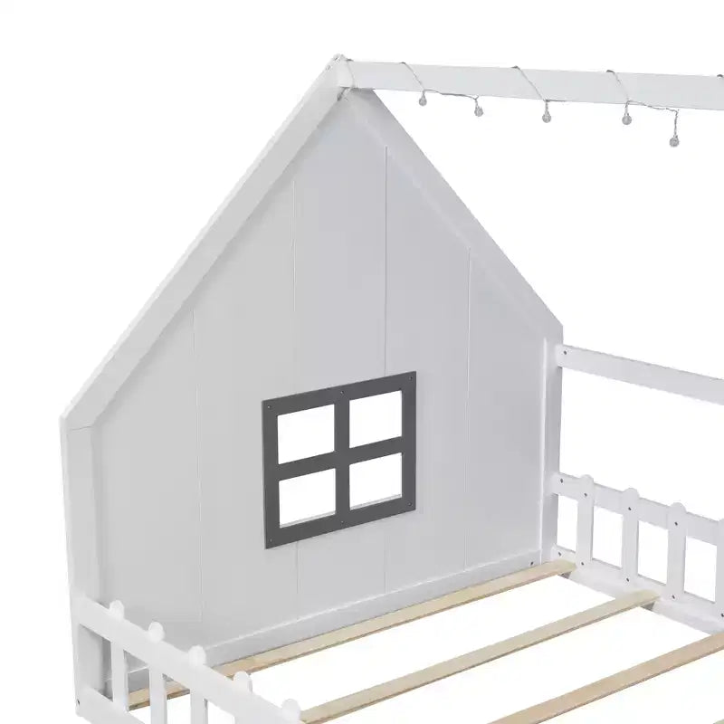 Cama de madera tamaño Full con forma de casita, ventana y valla