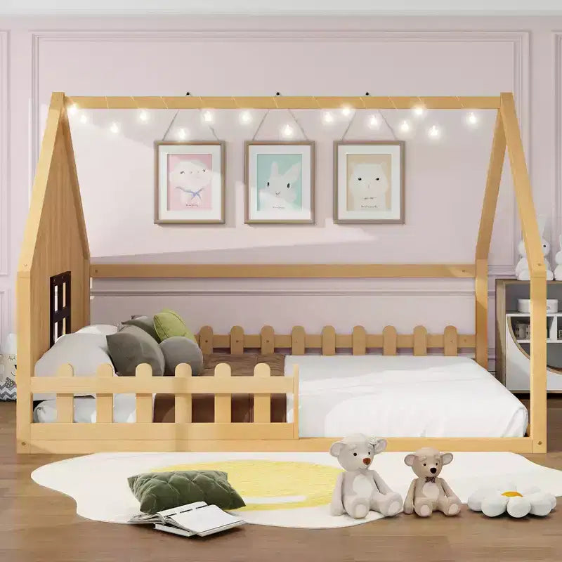 Letto a casetta in legno a una piazza e mezza con finestra e recinzione