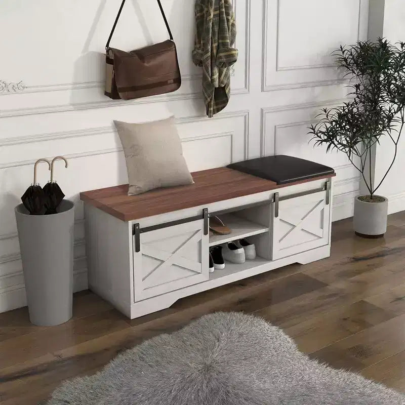 Banco zapatero blanco de 47 con puertas corredizas y cojín, banco de almacenamiento para entrada estilo granja con compartimento oculto y estantes ajustables