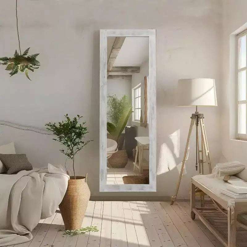 Specchio rustico a figura intera, 64x21 bianco effetto invecchiato. Cornice in legno, versatile per essere posizionato liberamente, appoggiato o appeso alla parete