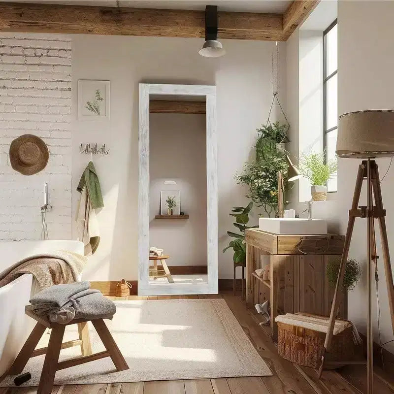 Specchio rustico a figura intera, 64x21 bianco effetto invecchiato. Cornice in legno, versatile per essere posizionato liberamente, appoggiato o appeso alla parete