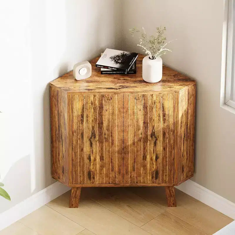 Mobiletto angolare in stile rustico a 3 ripiani con ripiano regolabile, tavolino angolare in legno con ante e tavolino terminale triangolare per soggiorno e cucina