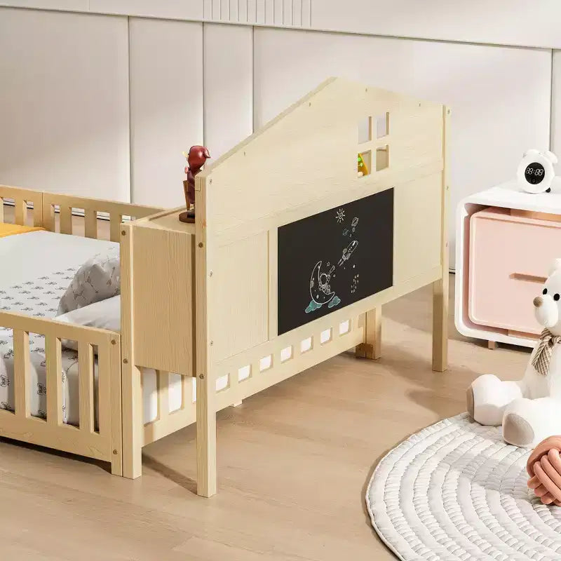 Cama Montessori baja tamaño Full con librería y pizarra, cama de plataforma de madera maciza con barandillas y cabecero con almacenamiento para niños y adolescentes