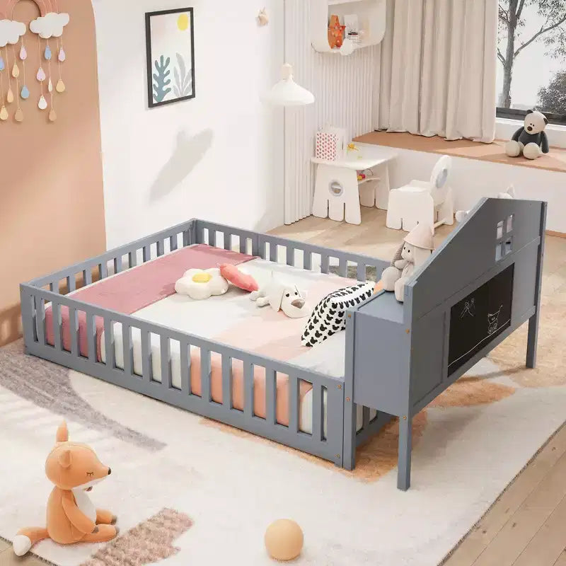 Cama Montessori baja tamaño Full con librería y pizarra, cama de plataforma de madera maciza con barandillas y cabecero con almacenamiento para niños y adolescentes