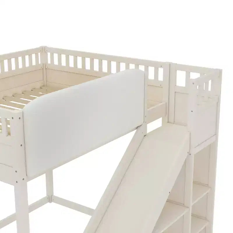 Letto a soppalco con testiera imbottita e ripiani contenitore, struttura letto a soppalco in legno massello con scala e scivolo per bambini