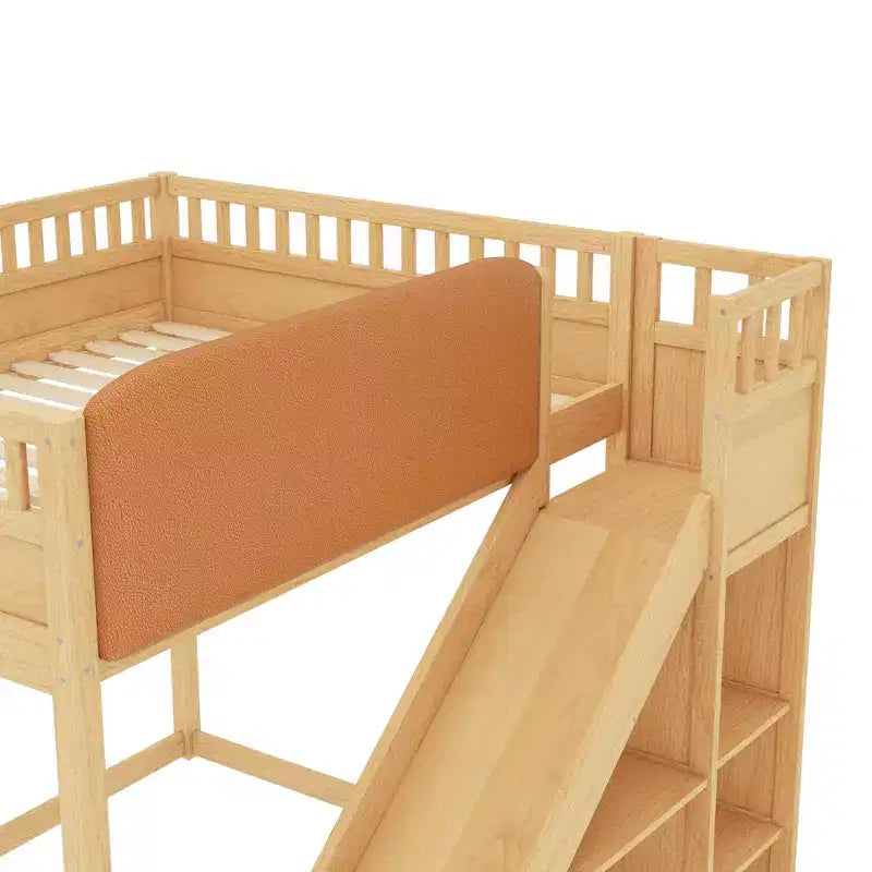 Letto a soppalco con testiera imbottita e ripiani contenitore, struttura letto a soppalco in legno massello con scala e scivolo per bambini
