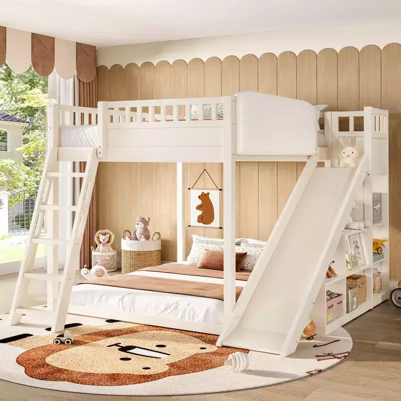 Letto a soppalco con testiera imbottita e ripiani contenitore, struttura letto a soppalco in legno massello con scala e scivolo per bambini