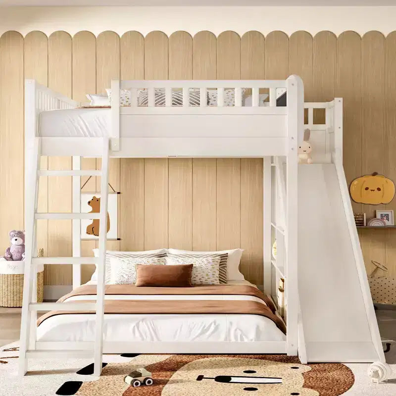 Letto a soppalco con testiera imbottita e ripiani contenitore, struttura letto a soppalco in legno massello con scala e scivolo per bambini