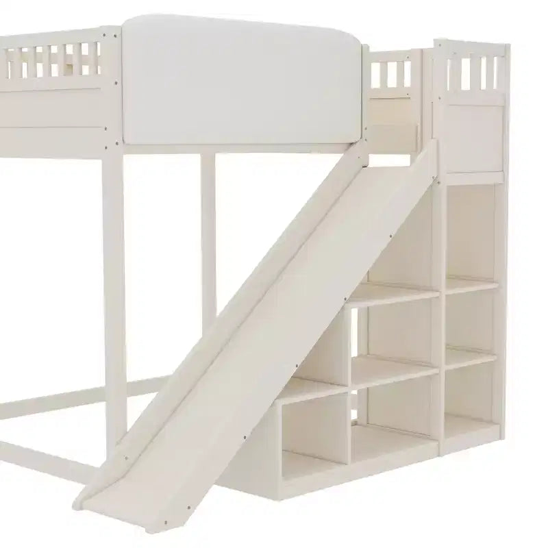 Letto a soppalco con testiera imbottita e ripiani contenitore, struttura letto a soppalco in legno massello con scala e scivolo per bambini