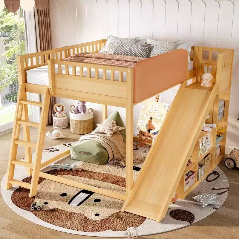 Letto a soppalco con testiera imbottita e ripiani contenitore, struttura letto a soppalco in legno massello con scala e scivolo per bambini